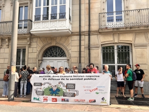 Sindicatos y plataformas defienden la sanidad pública ante el Parlamento Vasco y alertan sobre la privatización de la atención sanitaria