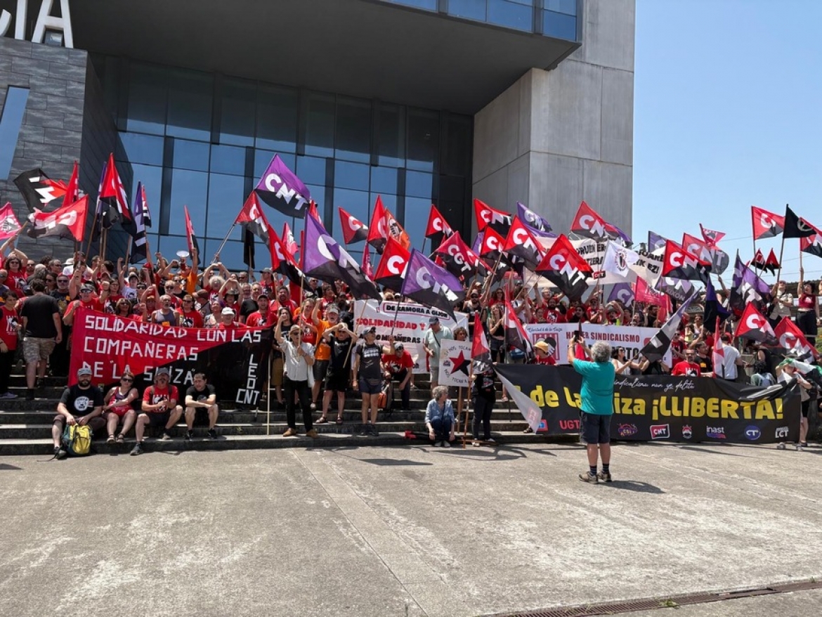 Más de 8.000 personas abrazan a Las 6 de La Suiza en Xixón contra una “alianza retrógrada de poderes policiales, judiciales, empresariales y mediáticos”